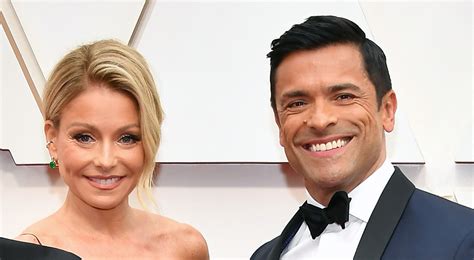 Kelly Ripa And Mark Consuelos Address His Bulge In This Photo After Lots Of Comments Come In