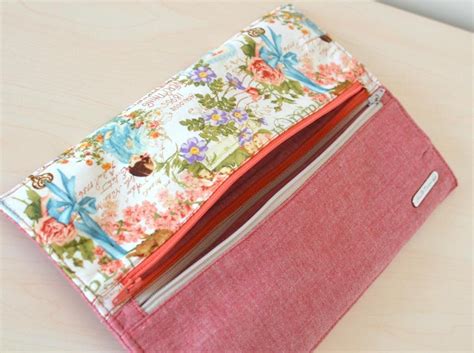 Print the template at 100% and cut the three pieces out along the lines. FREE PATTERN ALERT 20 Handbags and purses - On the Cutting ...