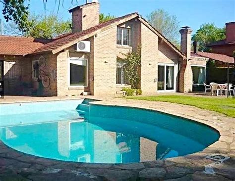 La casa cuenta con estar comedor con hogar a leña, cocina con comedor de diario y playroom, dependencias de servicio con su baño, patio interno con lavadero. Compraventa de casas en Cuba representa un ingreso ...