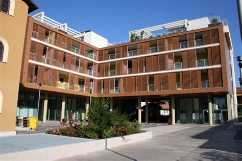 Mediamente in tutta la città il prezzo richiesto per un appartamento in vendita, è pari a 1.550 €/m² e quindi circa il 18% in più rispetto alla media regionale. Case in vendita a Roseto degli Abruzzi - Giulianova.it