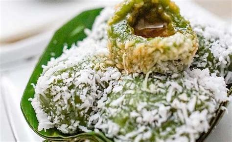 Selain digunakan sebagai alas makan, daun pisang sering digunakan untuk membungkus makanan atau kue. Unik! 9 Wadah Makanan Tradisional Khas Indonesia Ini dari ...