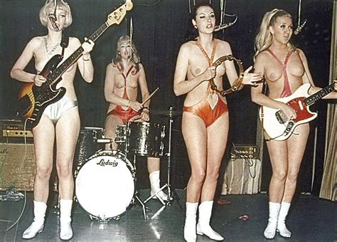 裸の女性のロックバンド 美しいエロティックとポルノ写真