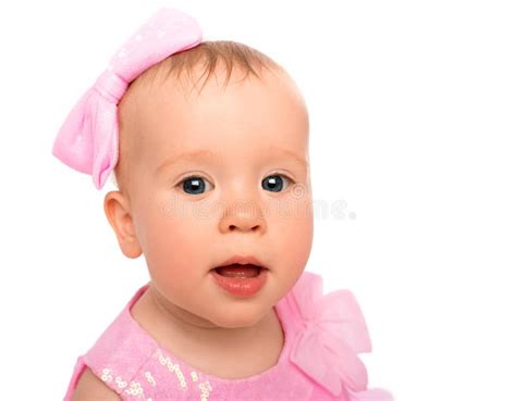 Cara De Um Bebê Pequeno Bonito Com Uma Curva Cor De Rosa Isolada Foto