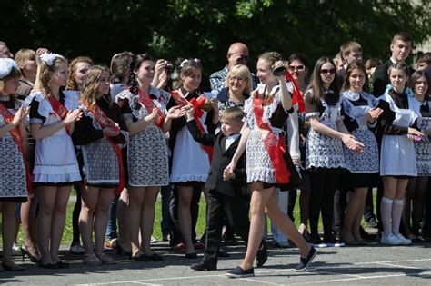 Любители коротких фасонов могут выбрать варианты чуть выше колен. Последний звонок фото 11 класс - фартуки, прически