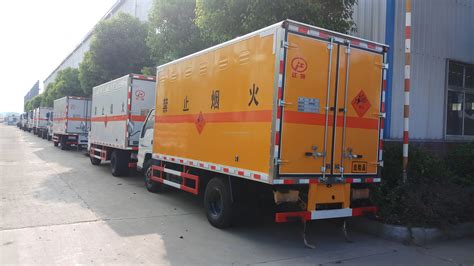 مصنع توريد Jmc 3 5 طن سائل قابل للاشتعال صندوق البضائع شاحنة نقل البضائع الخطرة Buy البضائع