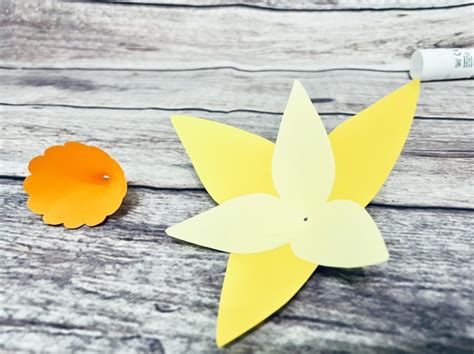 3D daffodil pattern and SVG - TinkerTaylorCreates