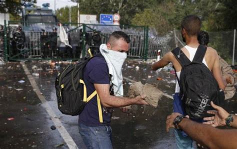 Hungarian Police Fight Migrants With Tear Gas And Water Cannons 15 Pics 1 Video