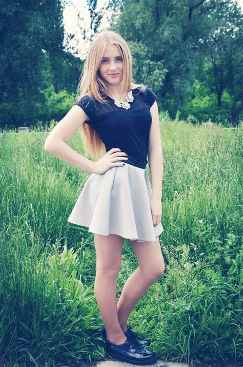 Юная блондинка в юбке на фоне травы Лучшие фото девушек в колготках