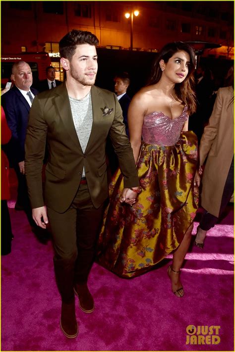 Photo Nick Jonas Priyanka Chopra Couple Up Isnt It Romantic Premiere