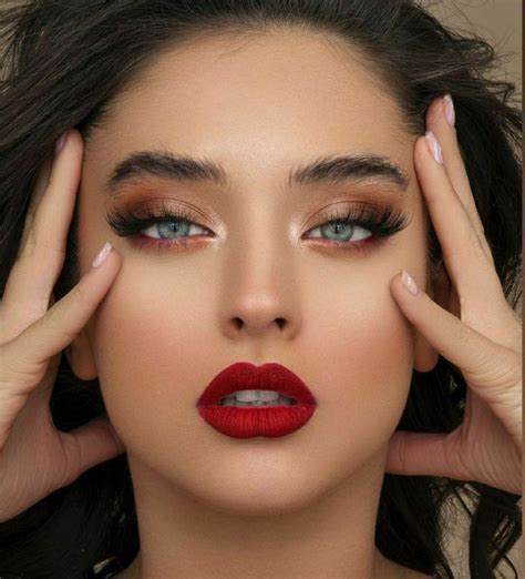 pin by maroce my world 💋 ️‍🩹💌 ️‍ on red lips 👄😍😘 ️‍🔥 💄💋 prom eye makeup red lipstick makeup