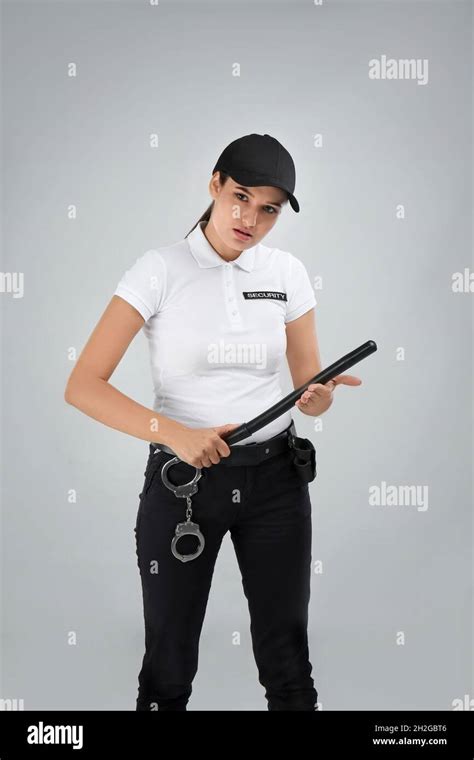 Guardia De Seguridad Femenina Con Bastón De Policía Sobre Fondo De Color Fotografía De Stock Alamy