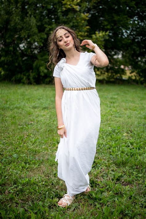 A blog dedicated to finding creative and fashionable sewing projects for beginners, like me. Absolutely Aya by Aya Sellami: DIY Greek Goddess Costume