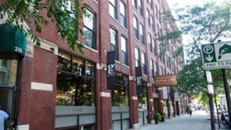 Graham Elliot Space Hits CraigsList; Boss Bar Renovations Halted; More