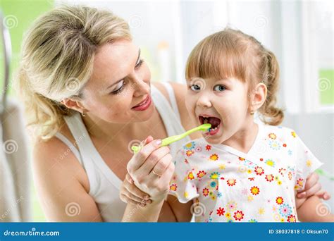 La Mamá Enseña A Cepillado De Dientes Del Niño Foto De Archivo Imagen