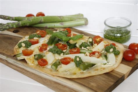 Rezept Flammkuchen mit grünem und weißem Spargel