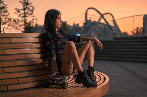 デスクトップ壁紙 屋外の女性 座っている 足 モデル x WallpaperManiac
