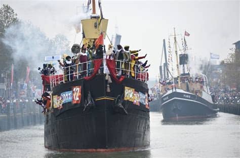Strooigoed met kruidnoten of pepernoten met schuimpjes en snoep. Grote zorgen voor de Sint: Waalhaven te ondiep voor ...
