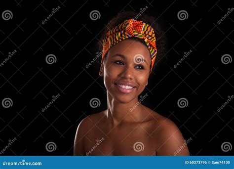 jeune belle femme africaine d isolement au dessus du fond noir photo stock image du sourire