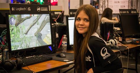 The 10 Hottest Pro Gamer Girls Thatd Destroy You At Video Games Wow