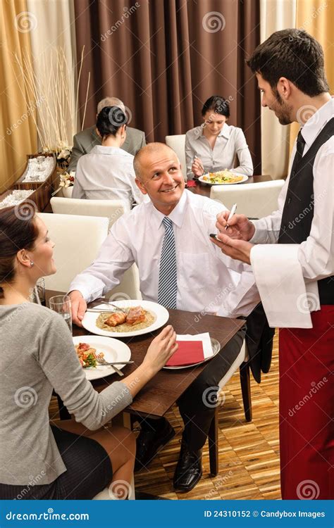 Camarero Del Almuerzo De Asunto Que Toma Orden En El Restaurante Foto