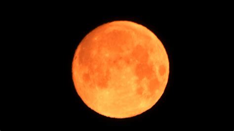 Примерно в это же время началось лунное затмение, которое достигло своей полное затмение длилось 14 минут и 30 секунд и наблюдалось в россии в районе дальнего востока, а. Тюменцы увидят полное лунное затмение