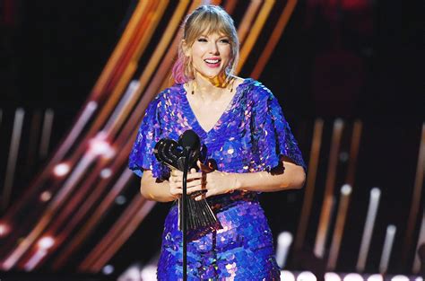 Taylor Swift Accepts Tour Of The Year At Iheartradio Music Awards Read