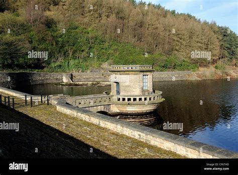 Draw Off Towers Ladybower Dam Reservoir Derbyshire England Uk Stock