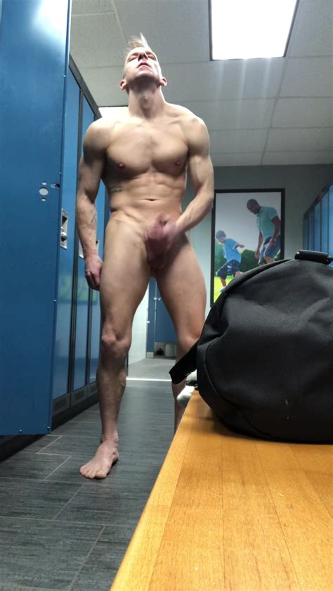 Big Dick Muscle Hunk Jerking Off In Gym Locker