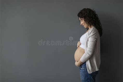 Concepto De Embarazo Joven Sonriente Mujer Embarazada Abrazando Su