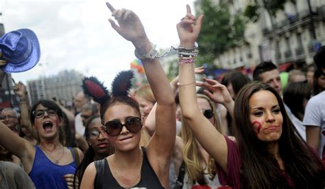 Gay Pride La Marche Des Fiertés Lesbiennes Gays Bi Et Trans A Rassemblé Des Dizaines De