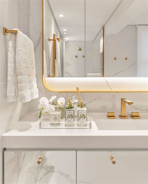 Banheiro contemporâneo marmorizado com metais dourados Decor Salteado