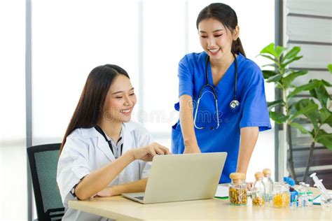 Two Doctors Are Discussing The Patient`s Treatment Plans Stock Photo