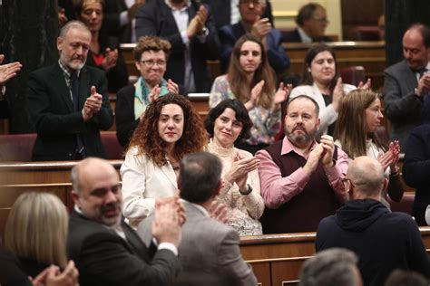 Vídeo El Emotivo Momento En El Que Iglesias Entrega A Aina Vidal Un Ramo De Flores