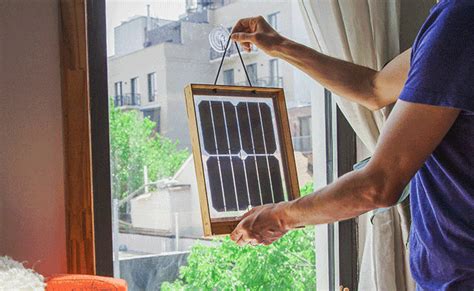 日当たりの良い窓にぶら下げておくだけのソーラーパネル Window Solar Chargerが登場 three スリー