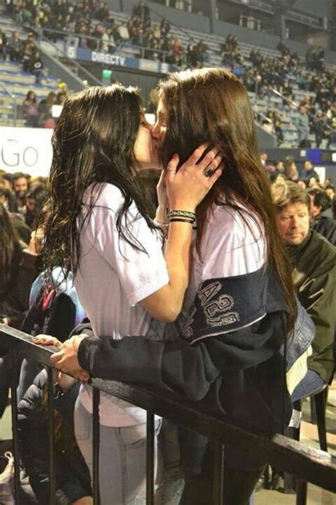 pin de a n t ø ♡ en lgbti ‍ lesbianas besándose pareja de lesbianas parejas lesbianas