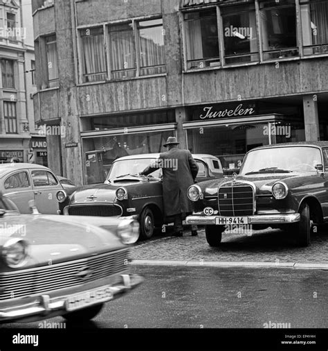 Straßenszene Am Alstertor In Hamburg Deutschland 1960er Jahre Street Scene At Alstertor Street