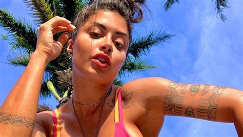 Maybe can be seen cover of magazines or booklets. Aline Riscado mostra bumbum redondinho em maiô