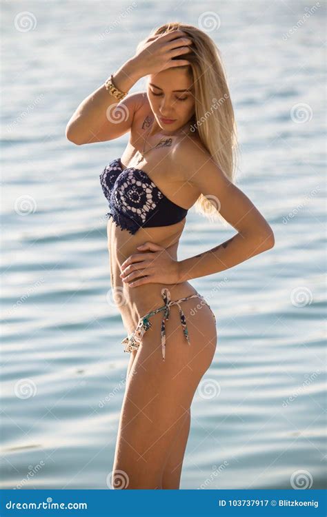 Seksowna Kobieta W Bikini Na Dennym Tle Obraz Stock Obraz Z O Onej Z