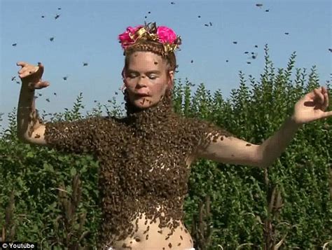 That Must Hurt Woman Dances With 12 000 Honey Bees Buzzing All Over Her Skin Daily Mail Online
