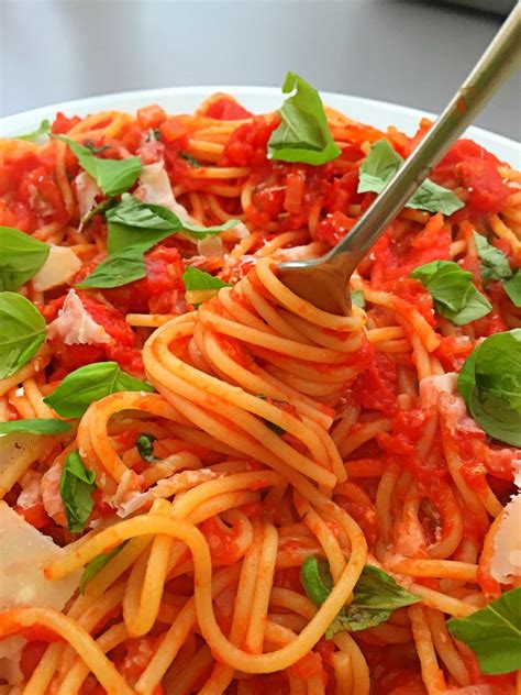 We have a range of inspiring easy spaghetti recipes. Spaghetti alla marinara | Daisies & Pie