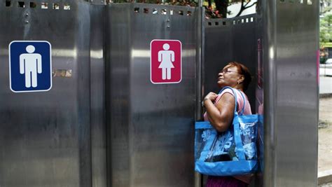 Justiça condena empresa que impediu funcionária transexual de usar banheiro feminino