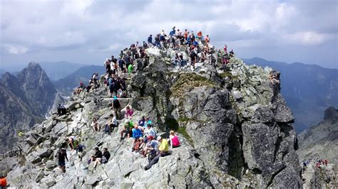 Licząca sobie 2499 metrów góra, położona jest na granicy polski i słowacji. Moja wyprawa na Rysy😎 — Steemit
