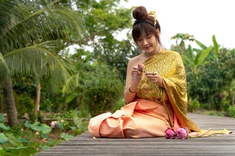 Mujeres Hermosas De Asia Que Llevan El Vestido Tailand S Tradicional Y