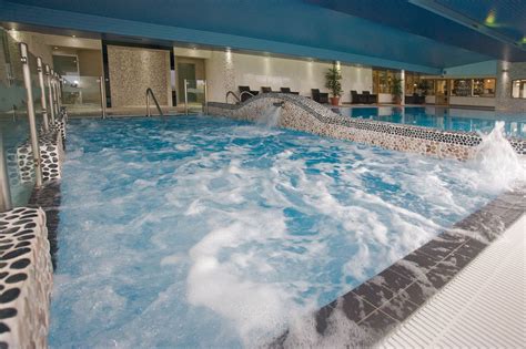 Superb Saline Hydrotherapy Pool With Powerful Water Jets And Loungers