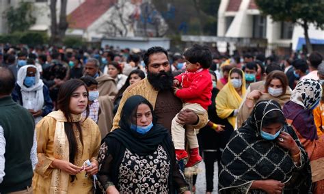 In pictures: Pakistani Christians celebrate Christmas under pandemic's shadow - Pakistan - DAWN.COM