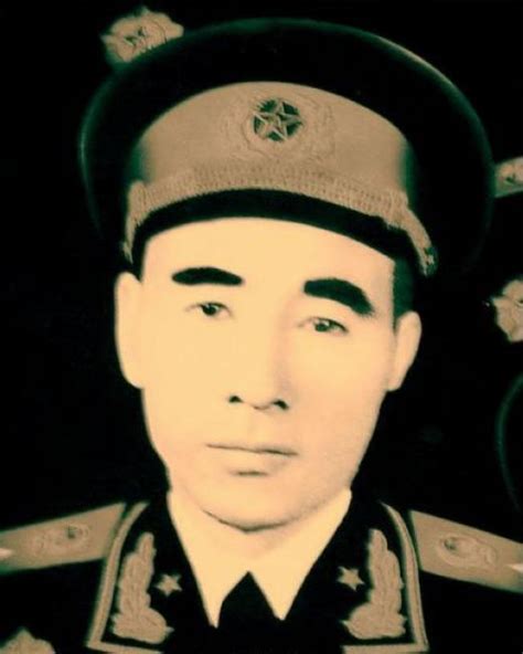 建国后林彪元帅珍贵照片：戴着眼镜微笑