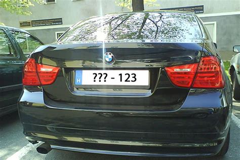 Olvashatatlan rendszám alapján szabtak ki 300 ezer forintos bírságot rendszám nélkül a zsaruszálló előtt. Jön az új magyar rendszám, lesz meglepetés | Vezess