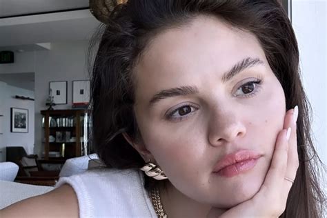 Reflective Snapshot Selena Gomez Goes Makeup Free In Thoughtful Selfie