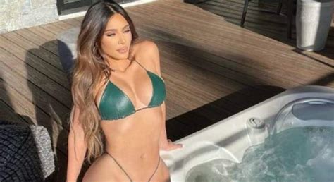 El Baño Más Caliente De Kim Kardashian Presume De Curvas En Minibikini En El Jacuzzi
