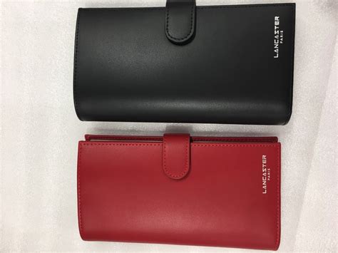 10.50 cm (l) x 19.50 cm (h) x 2.50 cm (l) 10% de remise à partir de 100€ d'achat avec le code bemon10 (hors promos) 20% de remise à partir de 200€ d. PORTE CHEQUIER LANCASTER 137-16 en refente de cuir lisse ...